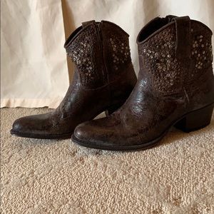 Frye Deborah studded short boots